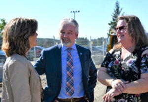 Photo of Director General Mike Dubeau chatting with Principal Picard and then-Minister of Justice Stéphanie Vallée